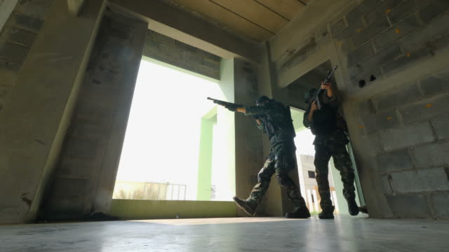 Voll-ausgestattet-und-bewaffneten-Soldaten-voran,-anzugreifen-und-zu-eliminieren-Terror-Ziele-im-Gebäude
