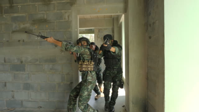 Escuadrón-de-soldados-completamente-equipados-y-armados-avanzar-atacar-y-eliminar-el-objetivo-terrorista-en-el-edificio