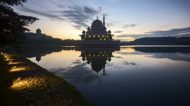 Dramatische-Sonnenaufgang-am-Putra-Mosque,-Putrajaya