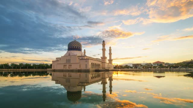 Die-Kota-Kinabalu-Stadt-Moschee-Zeit-Zeitraffer-Aufnahmen-von-dramatischen-Sonnenaufgang