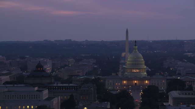 Luftaufnahme-des-Lincoln-Memorial,-Washington-Monument-und-Capitol-Building-bei-Sonnenuntergang.