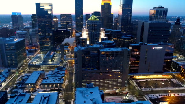 Skyline-von-Minneapolis,-Antenne-offenbaren-der-Innenstadt-in-der-Abenddämmerung,-4K