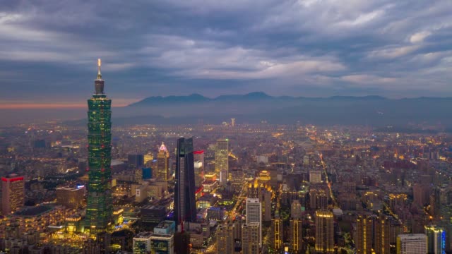 bewölkten-Sonnenuntergang-Taipei-Stadt-berühmten-Turm-Luftaufnahmen-Innenstadt-Stadtbild-Panorama-4k-Taiwan