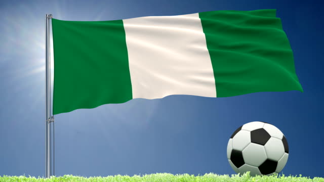 Rollos-de-bandera-de-flameo-de-Nigeria-y-un-balón-de-fútbol-sobre-el-césped,-render-3d,-material-de-archivo-de-4-k