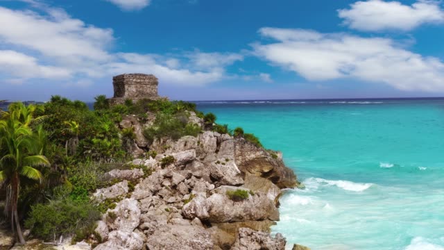 Ruinen-von-Tulum-im-karibischen-Meer-in-Riviera-Maya