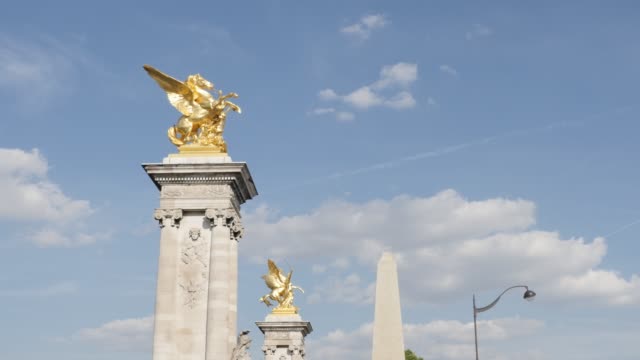 Skulpturen-gegen-blauen-Himmel-in-der-französischen-Hauptstadt-Paris