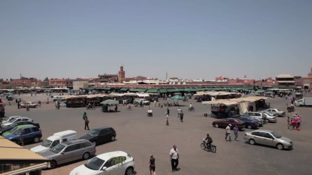 Djemaa-el-Fna,-Marrakesch-Hauptplatz,-Tag
