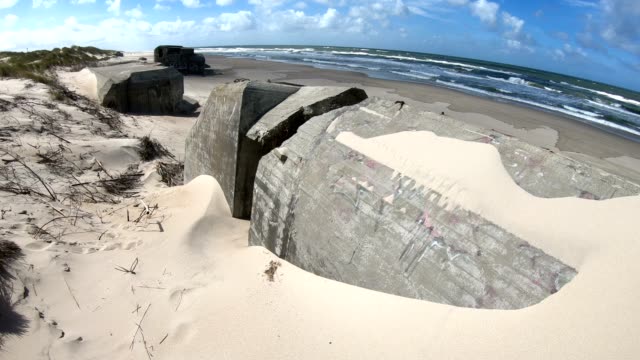 Ruine-der-Betonbunker,-Atlantikwall,-Zweiter-Weltkrieg,-Gedenkstätte,-North-Sea,-4K