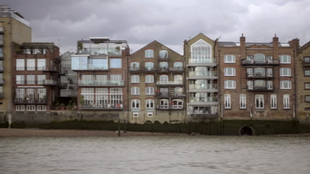 Kamerafahrt-vorbei-an-Häusern-und-Strukturen-am-Ufer-der-Themse-in-London
