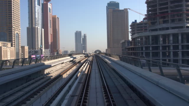 Vista-cercana-de-los-rieles-del-Metro-de-Dubai-con-la-skyscrapet-como-fondo
