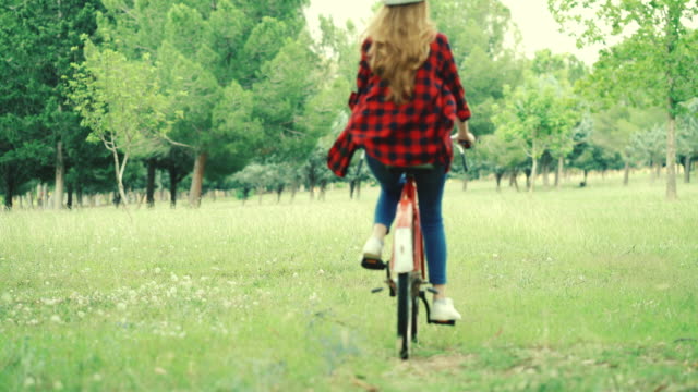 Montar-bicicleta-en-el-parque