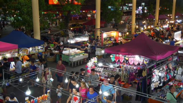 berühmte-Nacht-Phuket-Insel-Patong-streetfood-Markt-auf-dem-Dach-slow-Motion-Panorama-4k-thailand