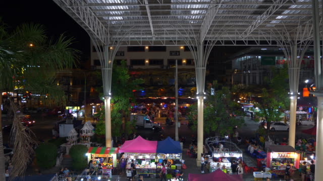 berühmte-Nacht-Phuket-Insel-Patong-Straßenmarkt-auf-dem-Dach-slow-Motion-Panorama-4k-thailand
