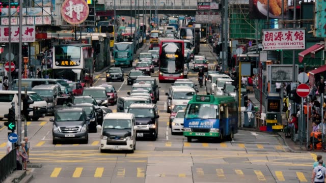 Zeitraffer-der-belebten-Straße-mit-Verkehr-und-Fußgänger-von-Mong-Kok-in-Hongkong.