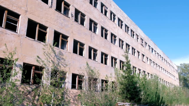 Verlassene-mehrstöckiges-Gebäude-mit-vielen-zerbrochenen-Fensterscheiben-zerstört.