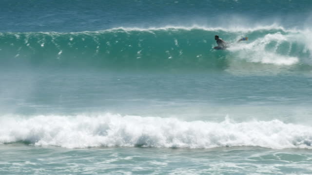 Kamerafahrt-von-Kirra-Bodyboard-surfer