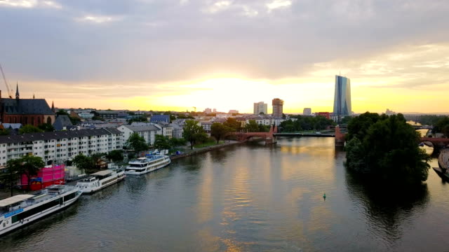 Luftaufnahme-der-Stadt-Frankfurt-mit-Fluss-und-Wolkenkratzer-bei-Sonnenaufgang
