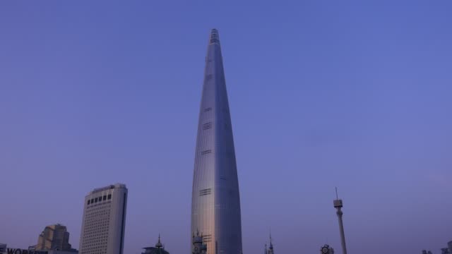 Lotte-World-Tower-against-beautiful-evening-sky,-Seoul,-South-Korea