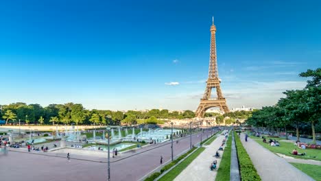 Sunset-view-of-Eiffel-Tower-timelapse-with-fountain-in-Jardins-du-Trocadero-in-Paris,-France