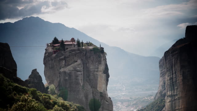 Cielo-nublado-sobre-monasterio-de-la-Trinidad-en-Meteora,-Grecia