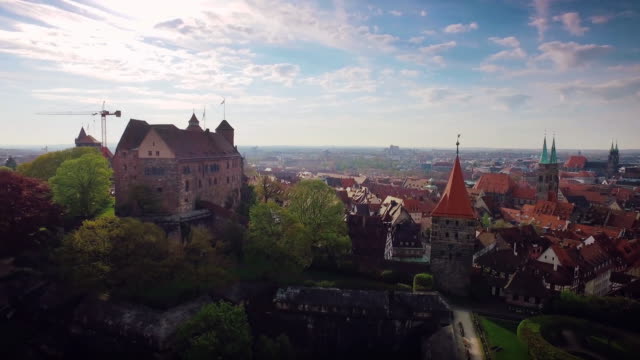 Luftbild-Stadt-mit-einer-Burg-im-Vordergrund-beim-Herauszoomen-in-panorama