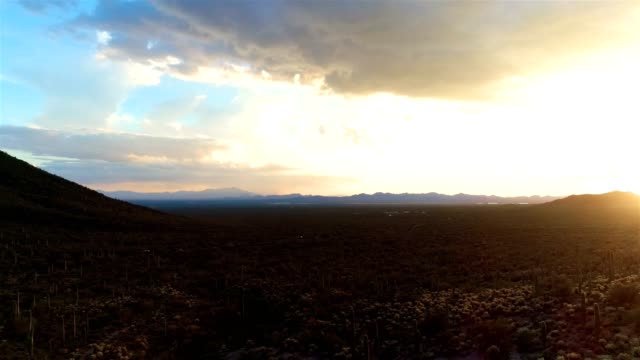 Wüste-Ebenen-Drohne-Footage---Blick-auf-den-Sonnenuntergang