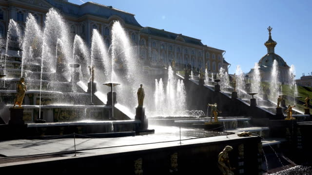 Blick-auf-den-Palast-vor-dem-Hintergrund-eines-großen-Brunnens-mit-goldenen-Statuen