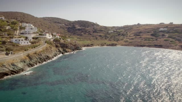 Vista-aérea-de-grandes-villas-blancas-frente-a-la-playa-en-Ydroussa,-isla-de-Andros.