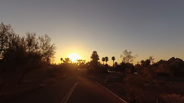 Fahren-Sie-durch-dramatische-Arizona-Papago-Park-Buttes-in-Richtung-Phoenix.