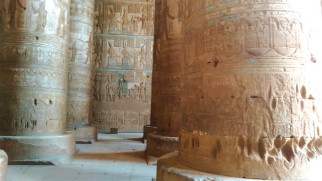 Schöne-Interieur-des-Tempels-von-Dendera-oder-Tempel-der-Hathor.-Ägypten,-Dendera,-antiken-ägyptischen-Tempel-nahe-der-Stadt-von-Ken
