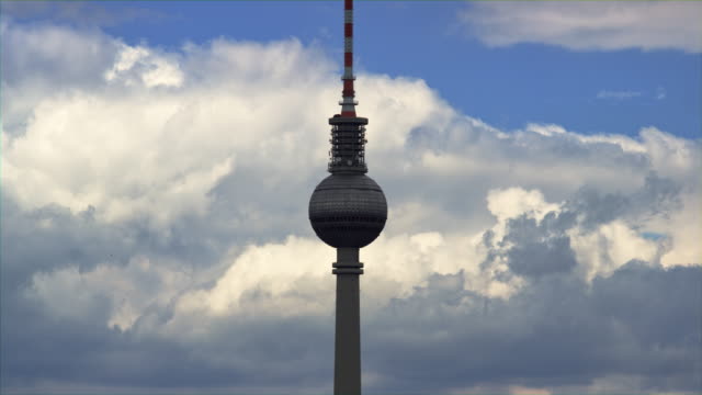 Torre-de-TV-de-Berlín-con-la-luz-del-sol-que-detalla-la-bola