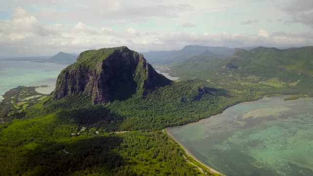 Luftaufnahme-von-Lemorne-Brabant-und-Korallenriffe-in-Mauritius.