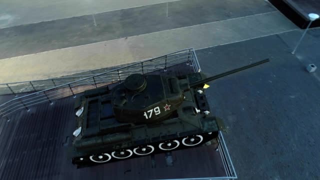 T-34-sowjetische-Armee-Medium-Battle-Tank-Denkmal-in-der-Nacht