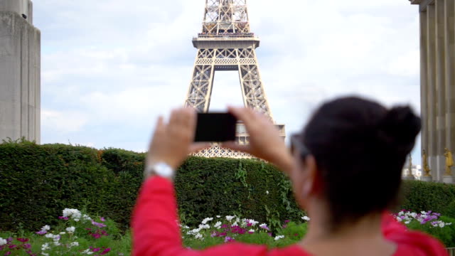 Cuadro-de-tomar-la-mujer-de-Torre-Eiffel-con-smartphone-en-cámara-lenta-180fps