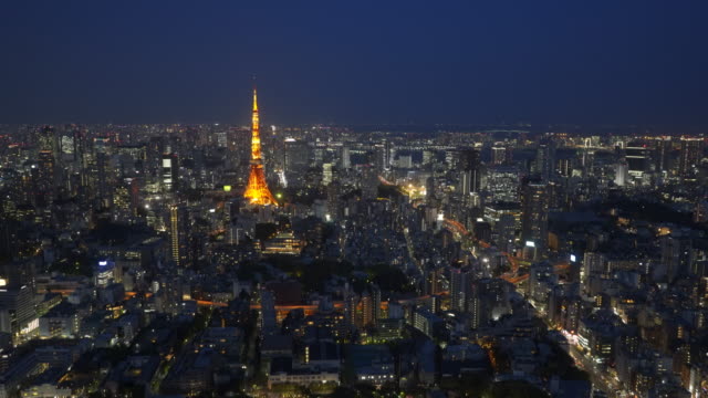 von-der-Aussichtsplattform-des-Turmes-Mori-Weitwinkel-Nacht-Blick-auf-Tokyo-tower