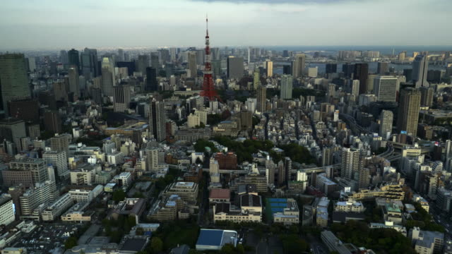 zoom-por-la-tarde-en-el-tiro-de-la-torre-de-Tokio-desde-la-torre-de-mori-en-Tokio