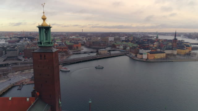 Aerial-shot-of-Stockholm-city-and-Town-Hall-building-tower.-Drone-view-flying-up-over-Old-Town-cityscape-skyline,-Capital-city-of-Sweden