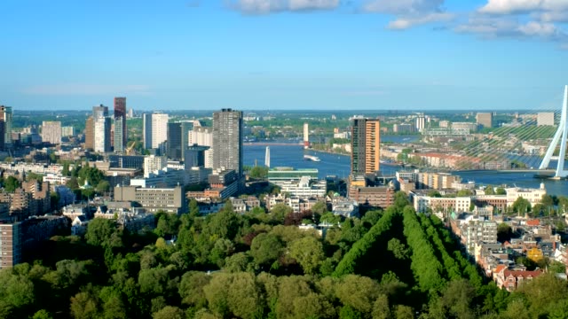 Vista-de-ciudad-de-Rotterdam-y-Erasmusbrug