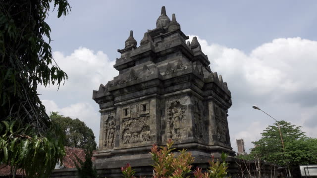 Borobudur,-or-Barabudur-is-a-9th-century-Mahayana-Buddhist-temple-in-Magelang,-Central-Java,-Indonesia