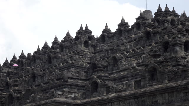 Borobudur,-o-Barabudur-es-un-templo-de-budista-Mahayana-del-siglo-9-en-Magelang,-Java-Central,-Indonesia