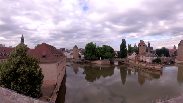 Panoramasicht-auf-die-gedeckten-Brücken-aus-der-Vauban-Wehr.-In-Straßburg.-Frankreich