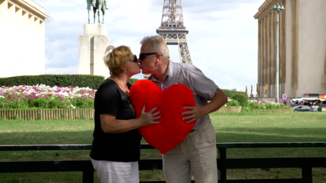 Senior-pareja-besándose-delante-de-Eiffel-de-la-torre-en-el-día-de-San-Valentín-en-4-k-lenta-60fps
