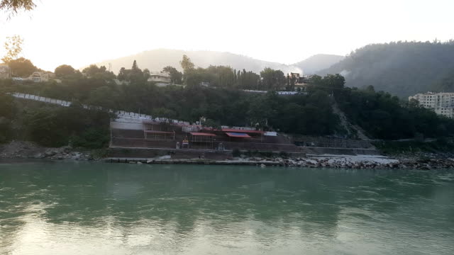 Bella-turquesa-río-Ganges-en-Rishikesh-India