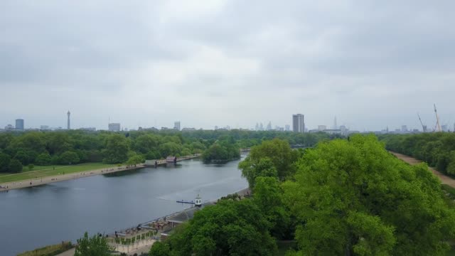 Hermosa-vista-aérea-del-parque-Hyde-de-Londres-desde-arriba