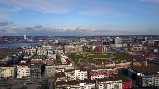 Impresionante-vista-aérea-de-la-ciudad-de-Malmö-en-Suecia-con-una-puesta-de-sol