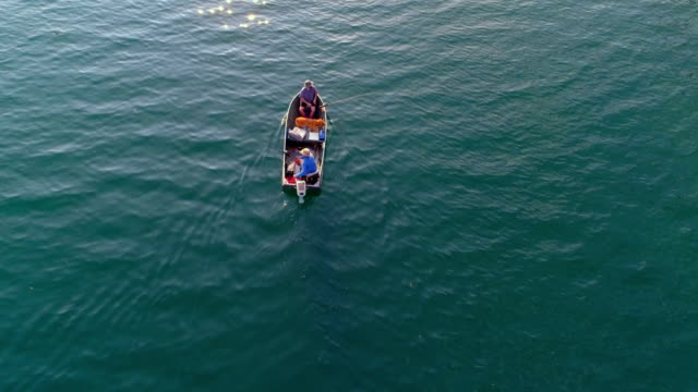 Touristen,-die-Angeln-auf-einem-Boot-im-Fluss-4k