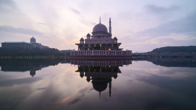 4k-sunrise-at-Putra-Mosque,-Putrajaya.