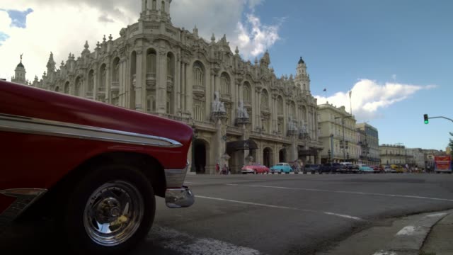 Row-of-classic-american-1950s-cars-on-the-street-in-Havana,-Cuba,-low-angle-view