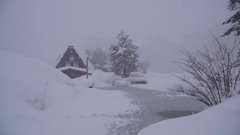 Las-casas-tradicionalmente-paja-en-Shirakawa-go-donde-está-la-aldea-de-la-montaña-entre-la-nieve-cerca-de-la-Prefectura-de-Gifu,-Ishikawa-y-Toyama-en-el-invierno,-Japón