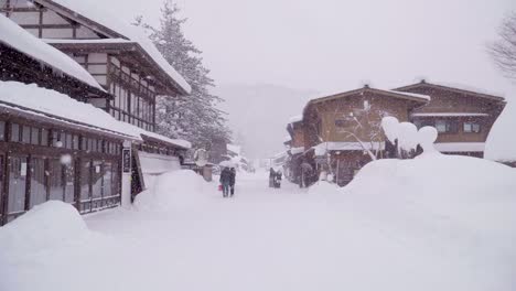 Die-traditionell-reetgedeckten-Häusern-in-Shirakawa-Go-wo-befindet-sich-das-Bergdorf-unter-dem-Schnee-in-der-Nähe-von-Gifu,-Ishikawa-und-Toyama-Präfektur-im-Winter,-Japan